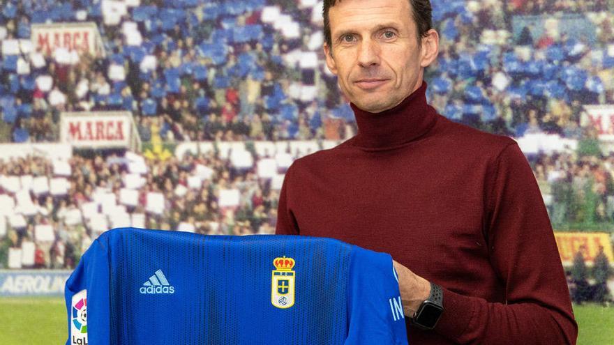 Cuco Ziganda, posando con la camiseta del Real Oviedo.