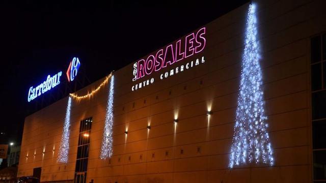 Fachada iluminada del Centro Comercial Los Rosales. |   // V. ECHAVE