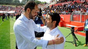 Machín y Gallego se saludan en un partido entre el Girona y el Espanyol de abril del 2018.