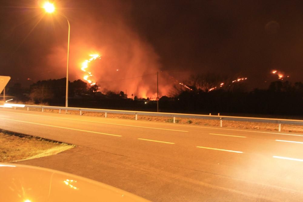 Un gran incendio forestal causa alarma en el Port de Pollença