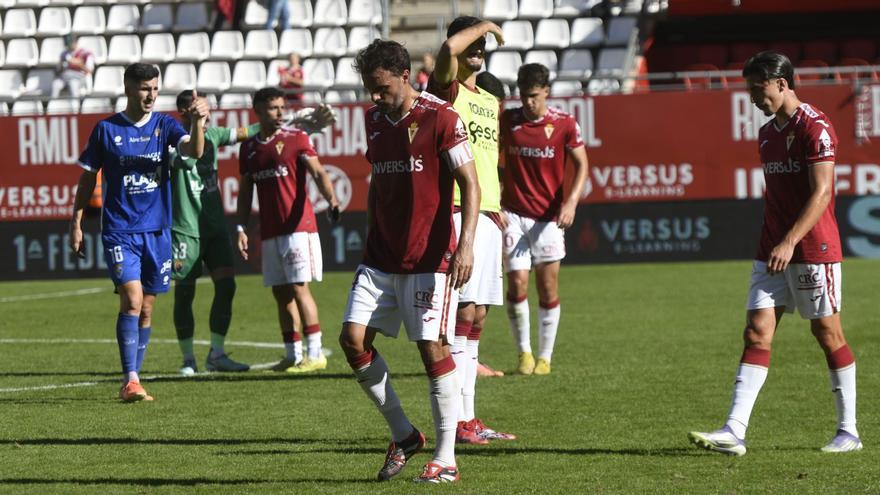 Pedro León, el rostro de la decepción tras el empate firmado ayer en Nueva Condomina ante el Teruel. | ISRAEL SÁNCHEZ