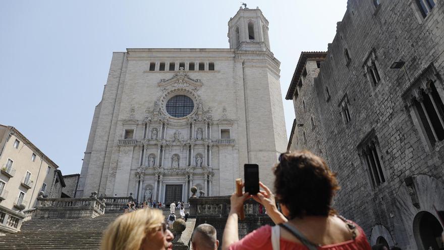 Turistes l’estiu passat a les escales de la Catedral de Girona fent fotografies.
