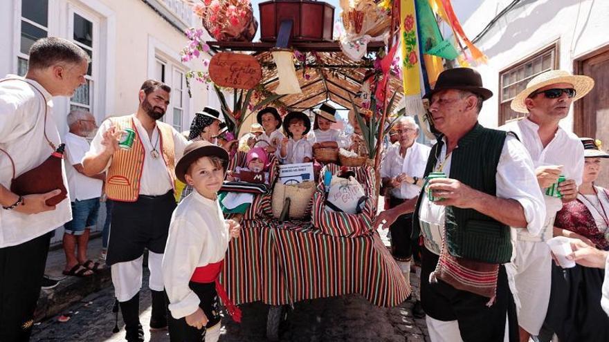 Romería de ida y vuelta con San Roque por las calles de Garachico entre ajijides