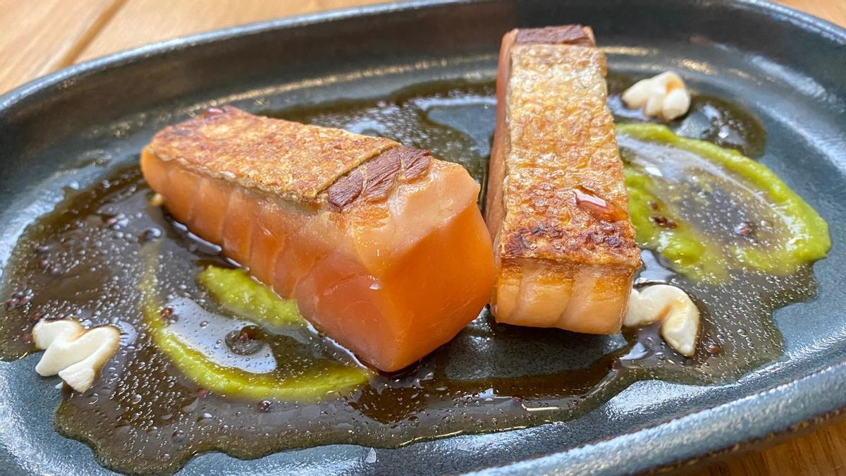 La ventresca de salmón ahumado a la plancha con guacamole del menú 'Carpier' del restaurante Barra Alta.