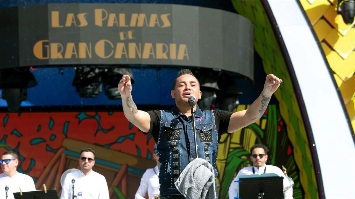 Manny Manuel, en el escenario en el Carnaval de Las Palmas de Gran Canaria, justo antes de ser expulsado