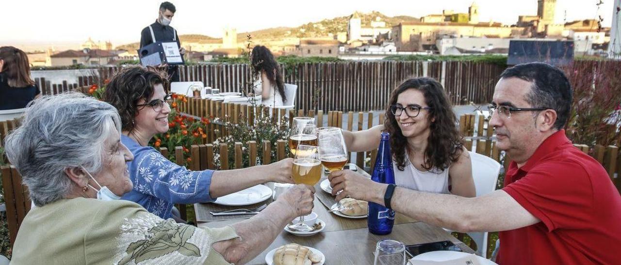 Turistas disfrutan de un almuerzo en la terraza de Galarza, con vistas a la Ciudad Monumental.