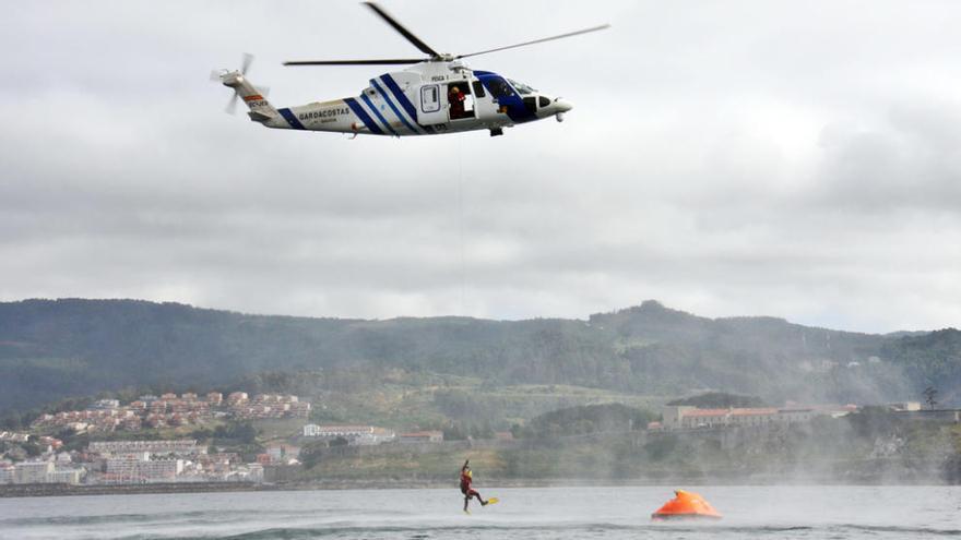 Uno de los simulacros de rescate por parte del helicóptero &quot;Pesca 1&quot;, ayer en Baiona. // Rosana Calvo