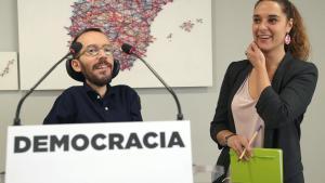 Pablo Echenique y Noelia Vera durante la rueda de prensa que ofrecieron tras la reunión del Consejo de Coordinación de Podemos.