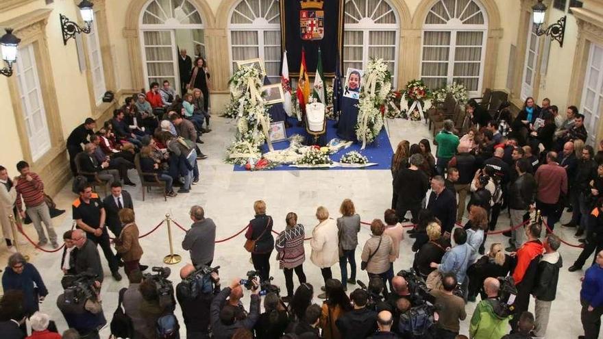 Más de 5.000 personas despidieron a Gabriel Cruz en la capilla ardiente. Hoy tendrá lugar su funeral en la Catedral de Almería.