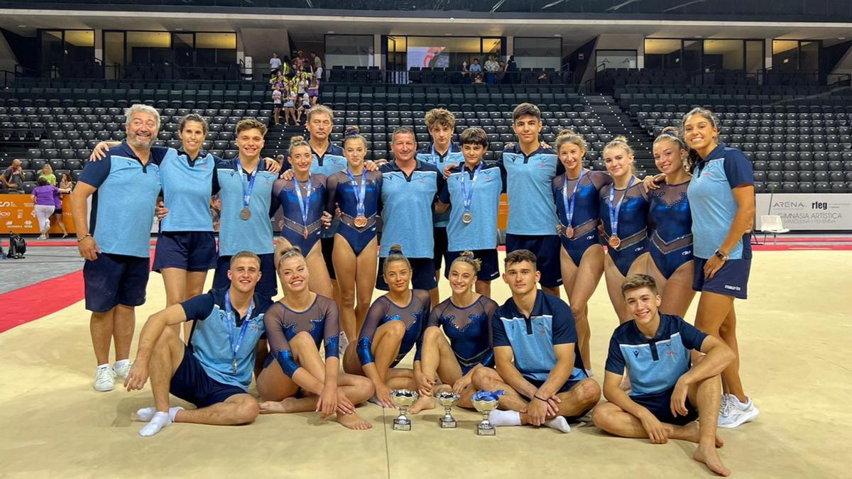 Los chicos y chicas del Xelska posan con sus trofeos tras competir en Pamplona