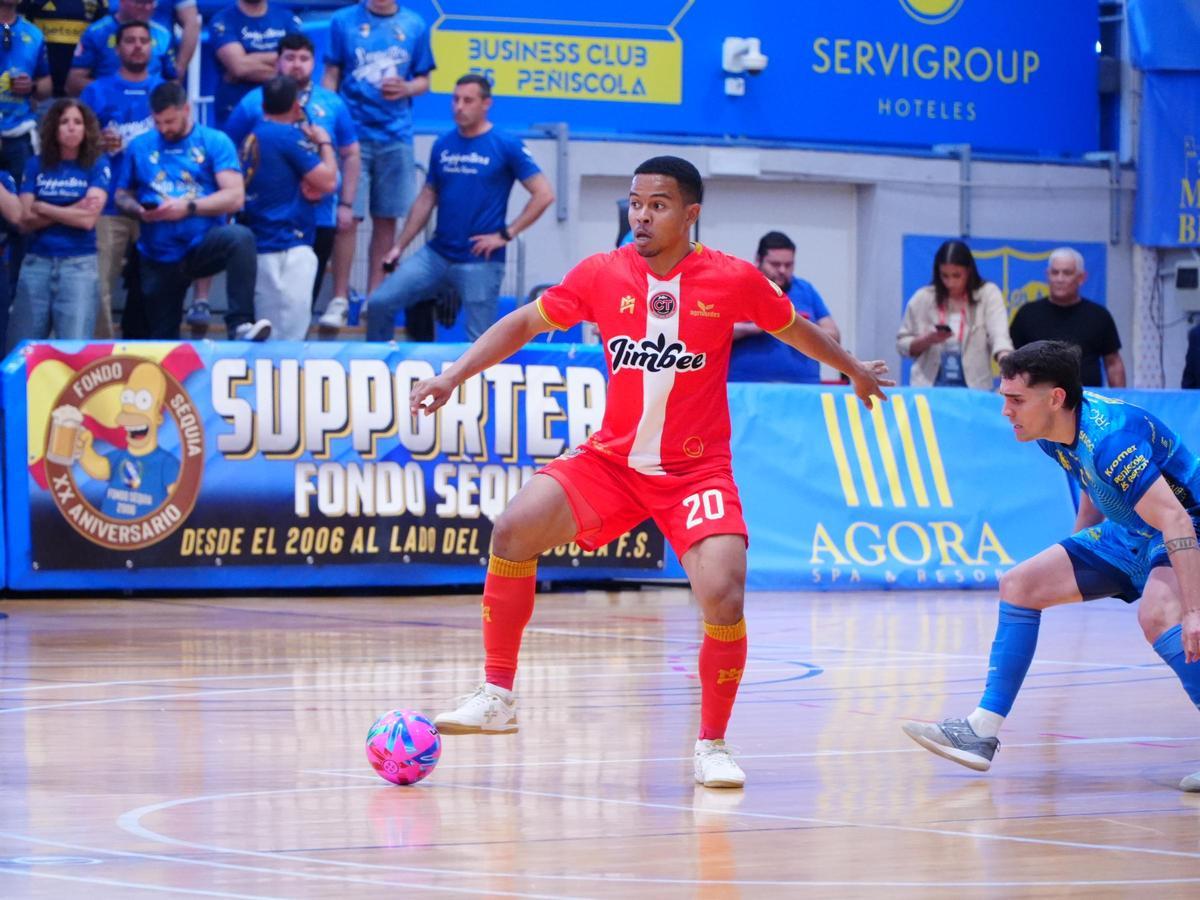 Osamanmusa controla el balón en el partido Peñíscola-Jimbee Cartagena