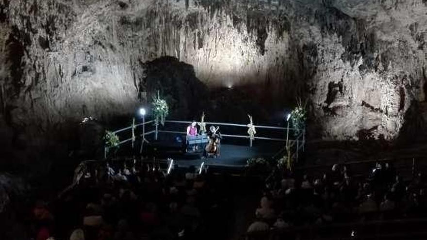 Ronda musical en la Cuevona de Ardines