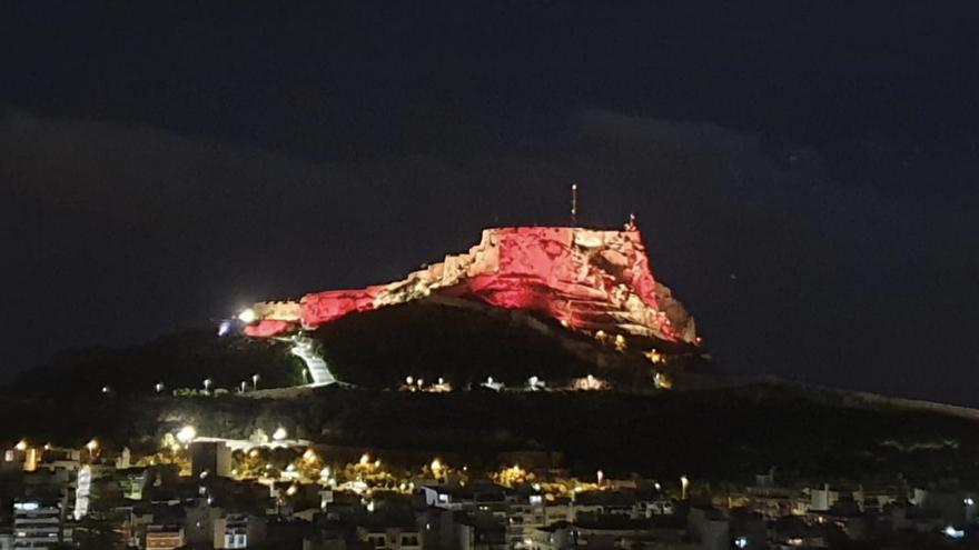 El Castillo, con los colores de la bandera española