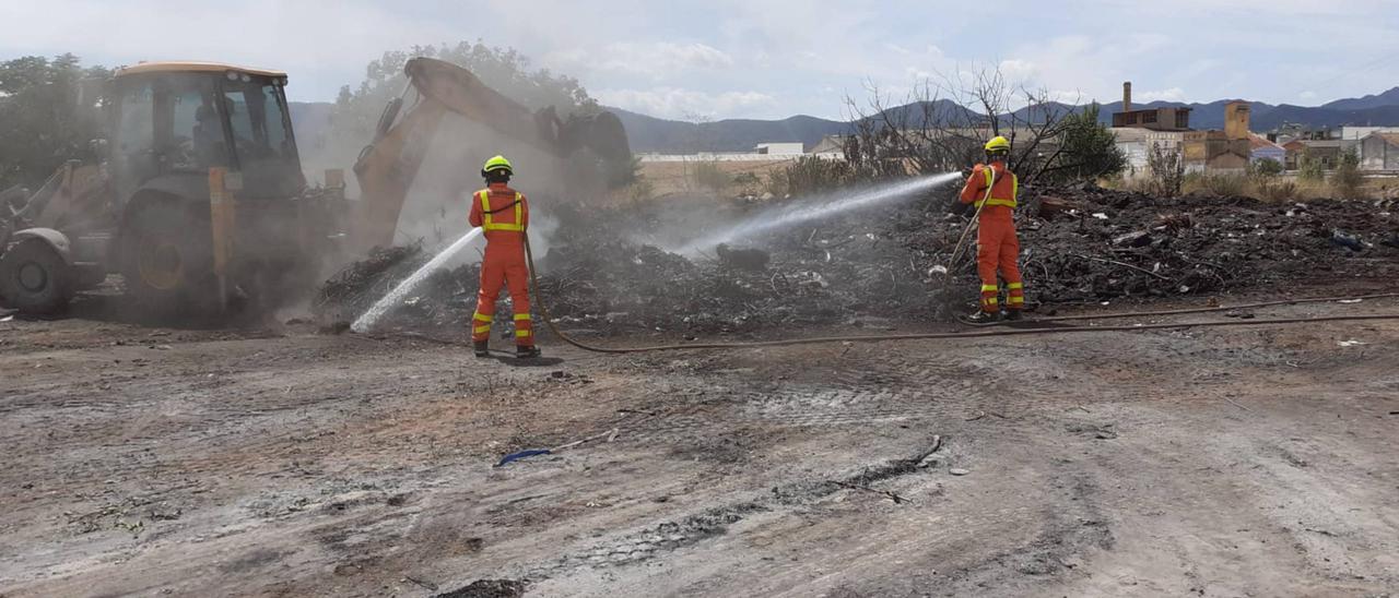 Un incendio en una gran acumulación de restos de poda es extinguido tras 16 horas en L&#039;Alcúdia de Crespins