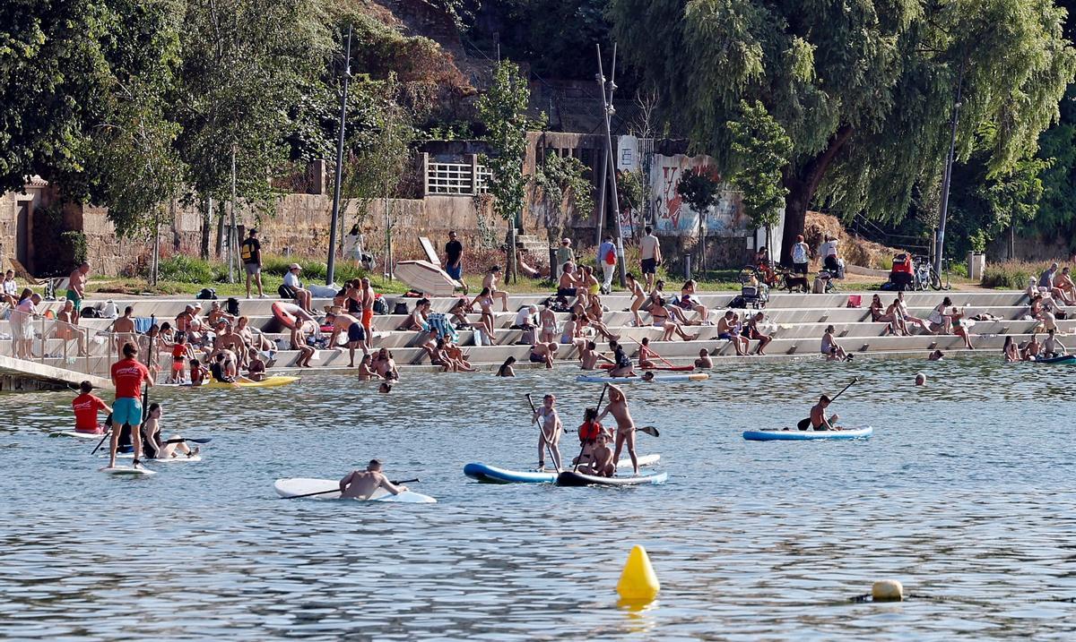 Las gradas a la ría en Bouzas con gente disfrutando del buen tiempo.