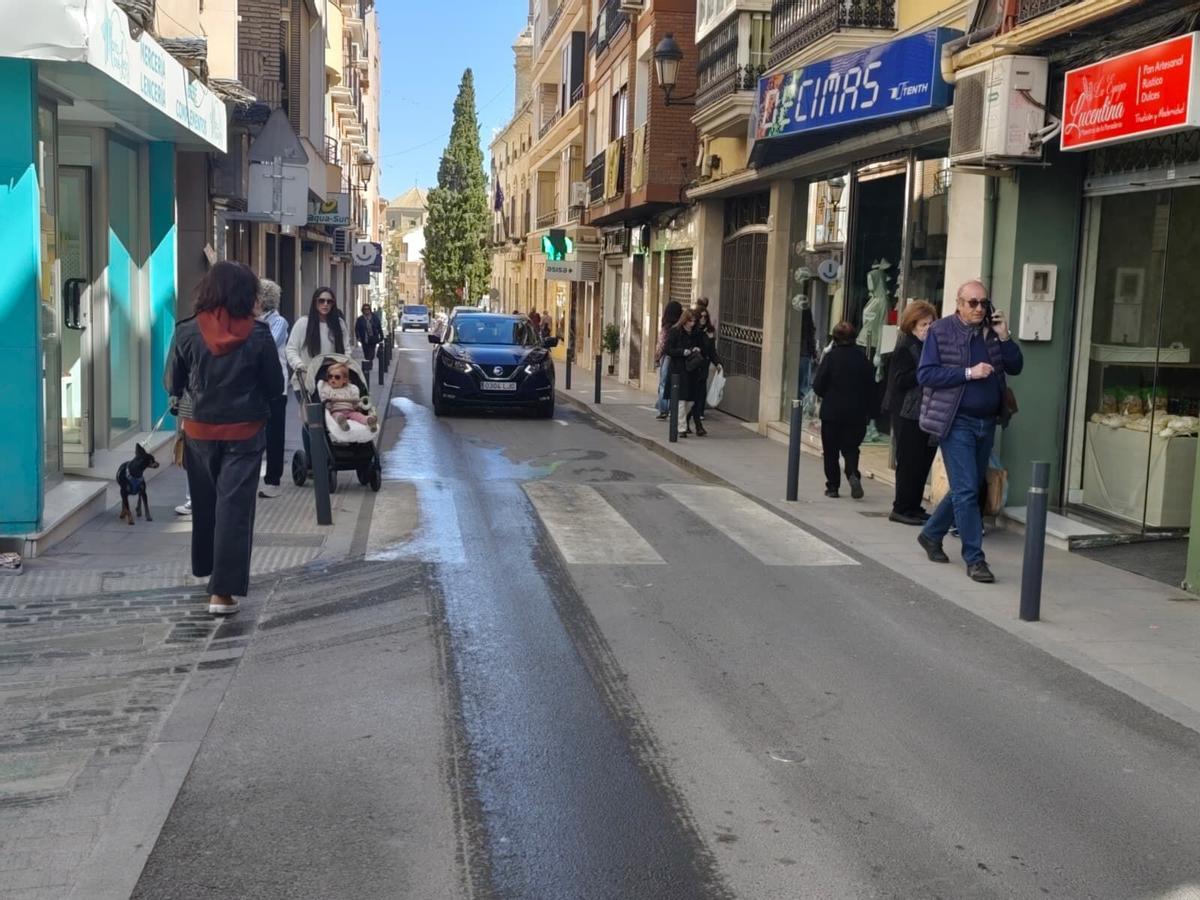 Tráfico y peatones en la calle Juan Jiménez Cuenca, una de las vías clave del entramado urbano del centro de Lucena.