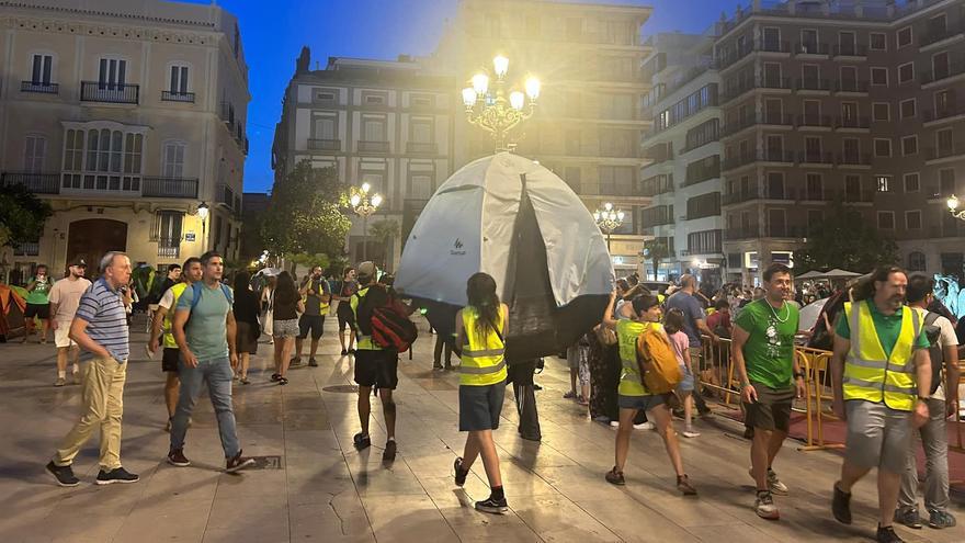 La acampada mueve las tiendas hacia un extremo de la plaza para permitir el paso del Corpus