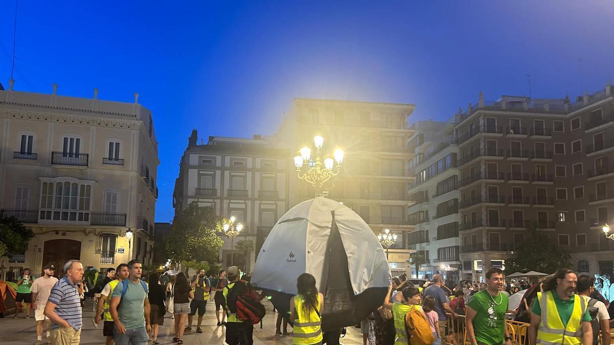 La acampada mueve las tiendas hacia un extremo de la plaza para permitir el paso del Corpus