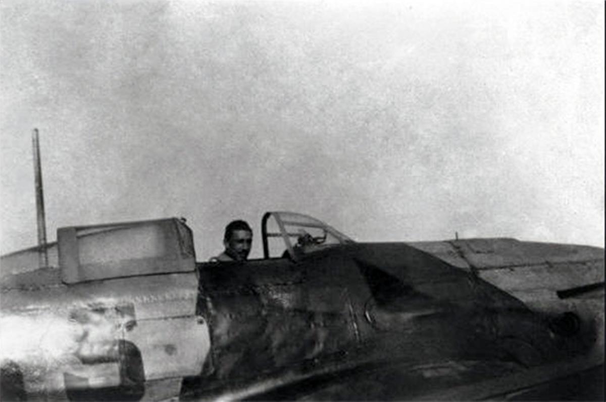Miguel Entrena Klett, a bordo de su avioneta Heinkel.