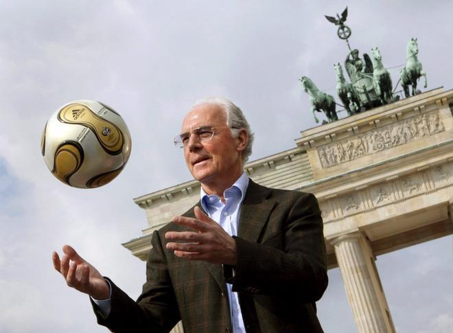 El responsable del Comité Organizador de la Copa del Mundo de fútbol Alemania 2006, Franz Beckenbauer, muestra el balón dorado desarrollado especialmente para la final del Mundial de fútbol Alemania 2006, ante la Puerta de Brandemburgo en Berlín