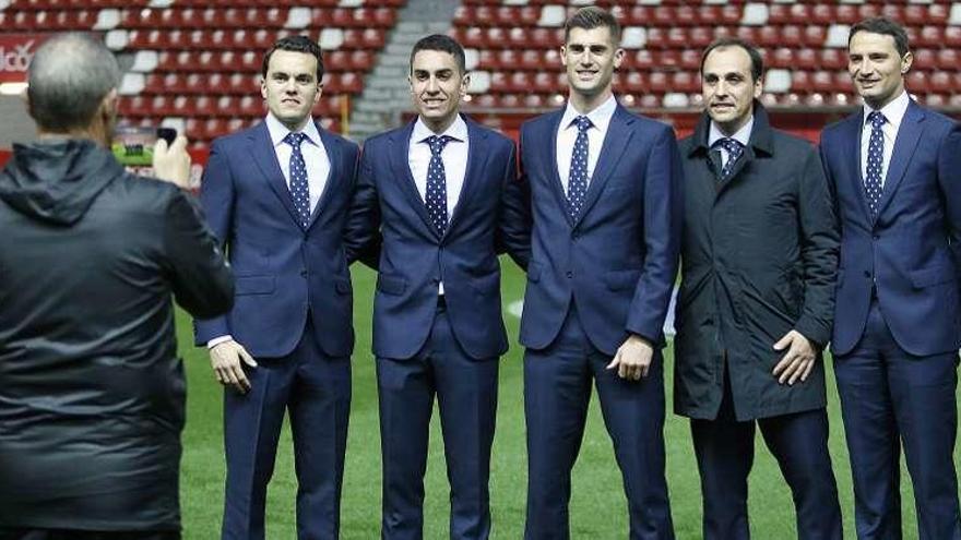 El equipo arbitral, ayer, fotografiándose antes del partido.