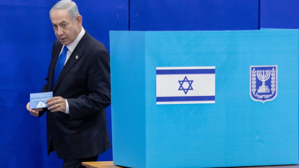 Binyamin Netanyahu tras votar este mates.