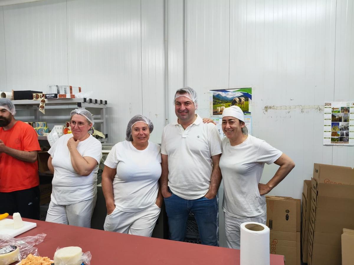La visita guiada a la quesería "El Rebollín" de Salas, en imágenes