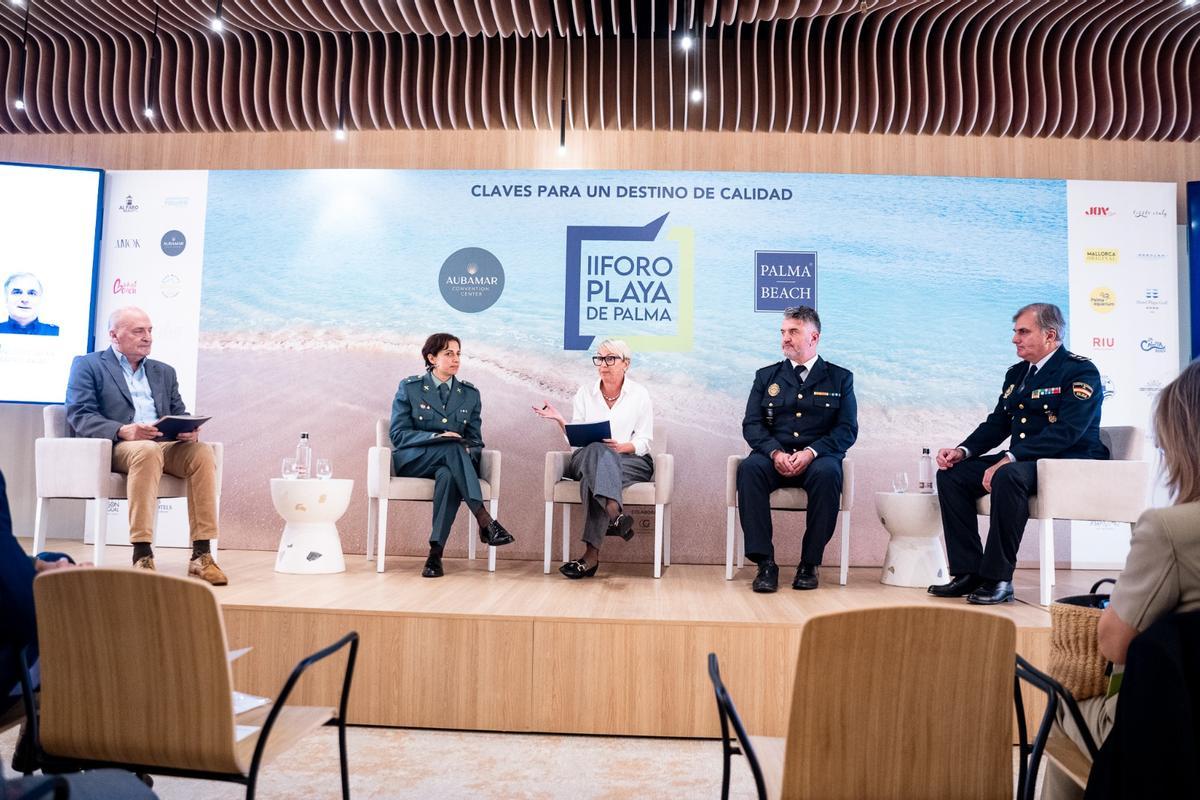 Der runde Tisch zum Thema Sicherheit mit (v. li.) Tourismusberater Iñaki Garmendia, Ceferina Guerrero (Guardia Civil), Journalistin Laura Marqués, Guillem Mascaró (Ortspolizei Palma) und Francisco Javier Santos (Nationalpolizei).