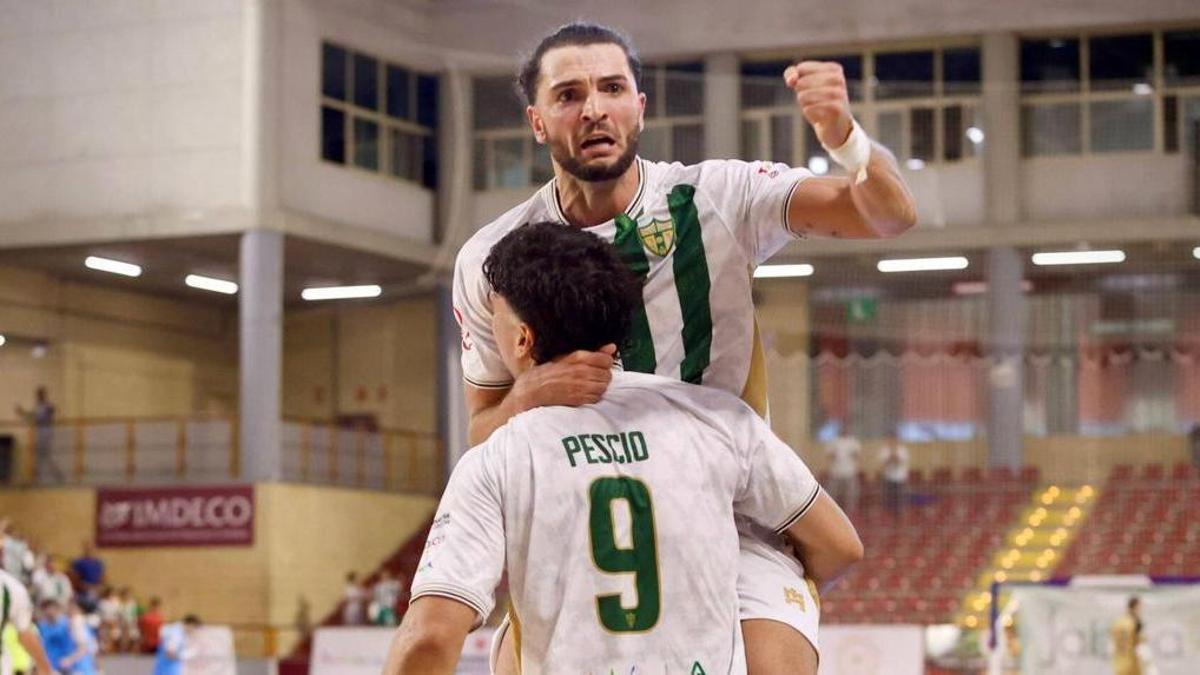 El gaditamo Zequi celebra junto a Pescio un gol marcado en la presente temporada.