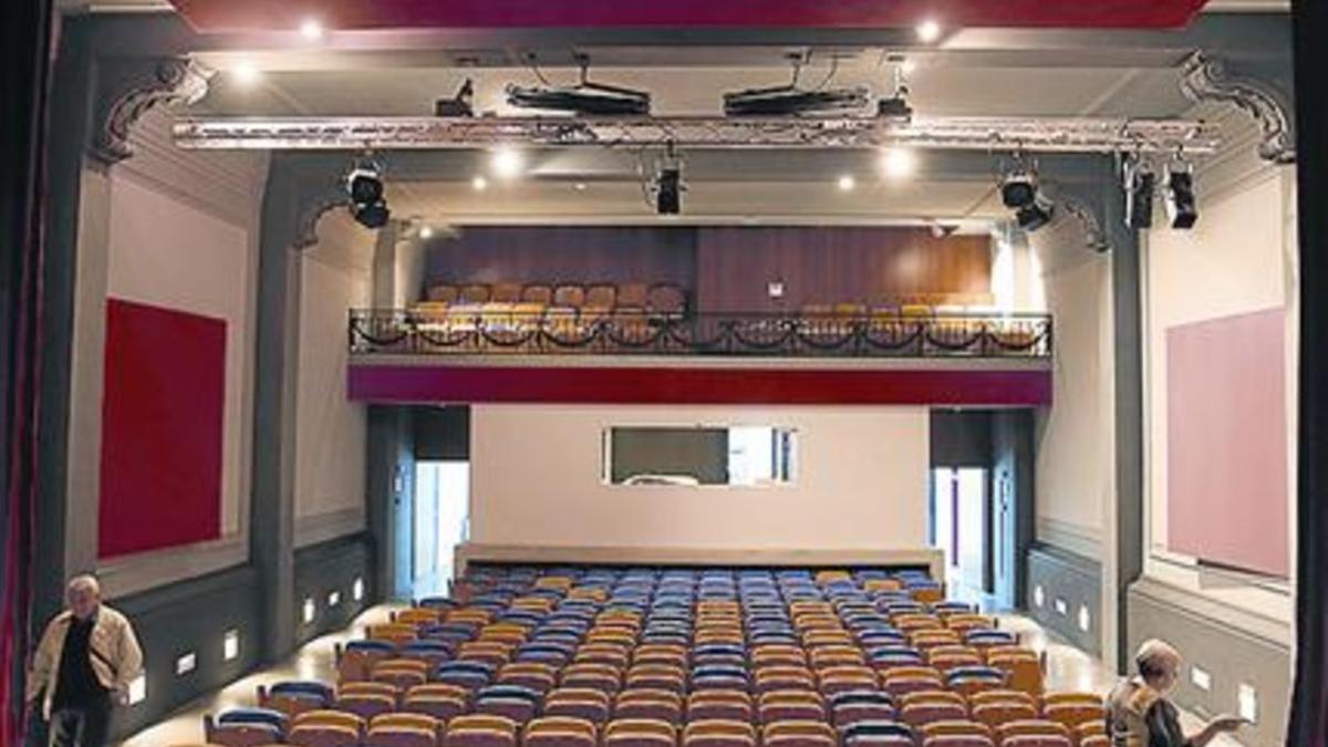 Estreno 8El teatro del Centre Sant Pere Apostol, recién restaurado.