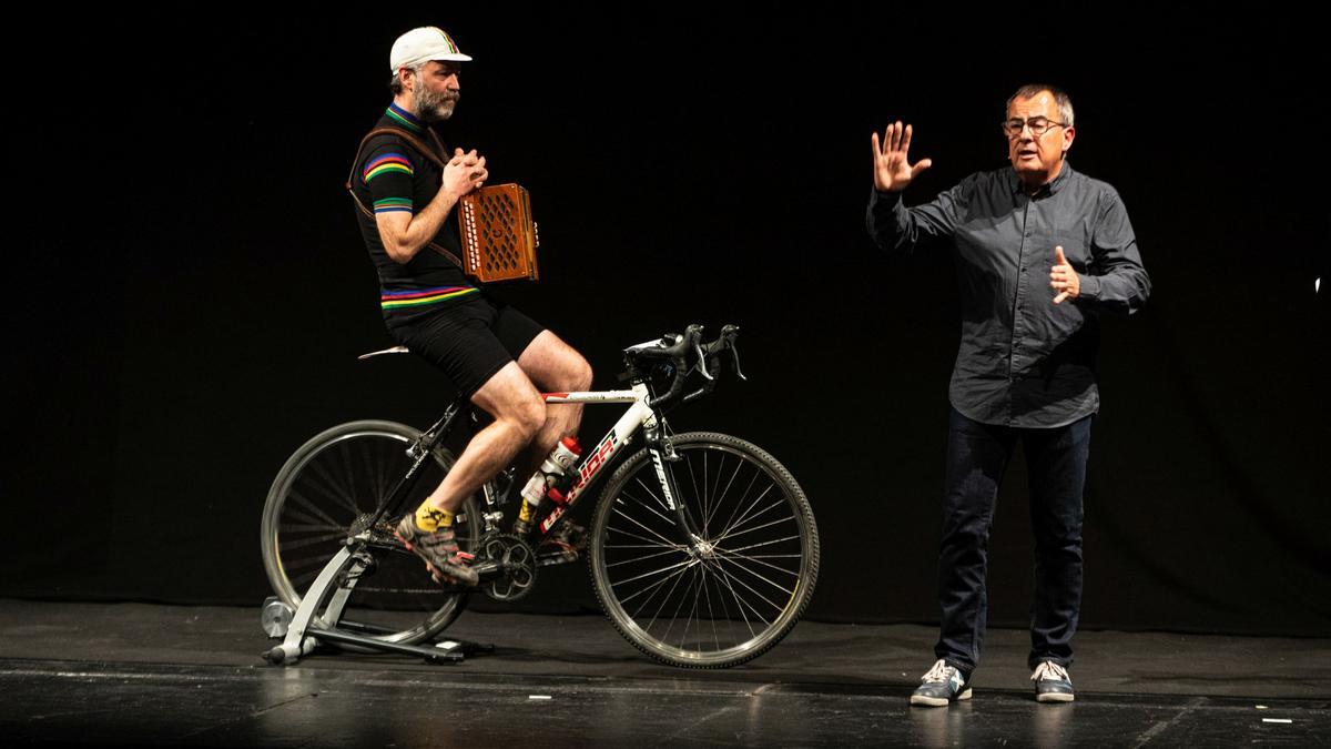 Conferencia de Rafael Vallbona en el Teatre Romea, acompañado del músico Carles Belda: ' Pedaleu molt o poc, llarg o curt, però pedaleu'. Una oda a al ciclismo como nuevo humanismo