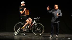 Rafael Vallbona (derecha) y Carles Belda, este lunes en una accion-conferencia de Afora en el Teatre Romea.