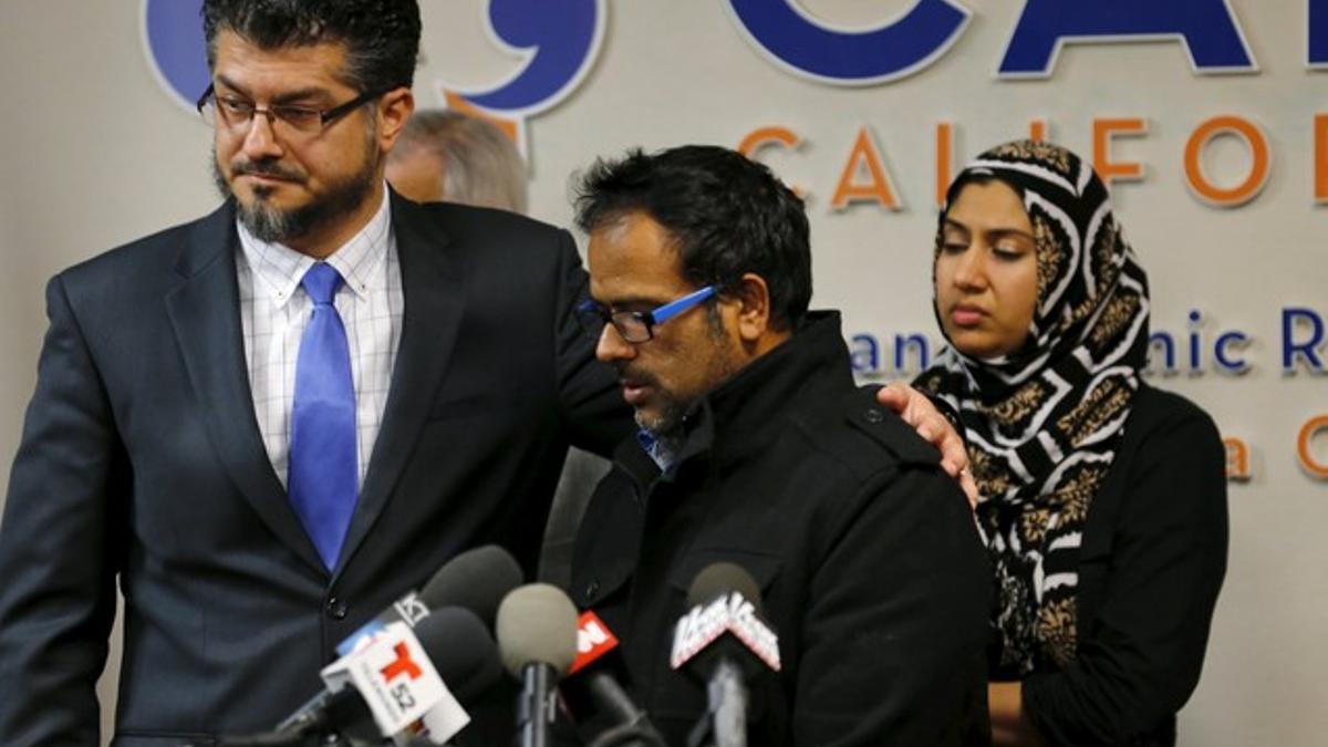 Farhan Khan (centro), cuñado de los autores del tiroteo de San Bernardino, recibe el consuelo de Hussam Ayloush, director de una entidad musulmana, en una rueda de prensa en California.