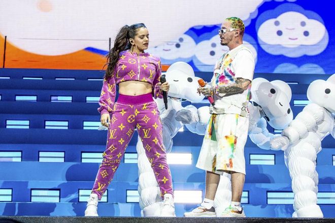 Rosalía y J Balbin durante su actuación en el Festival de Coachella