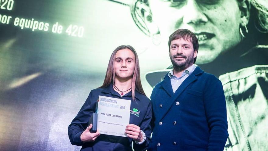 Maria Bover posa con el premio que la acredita como la mejor deportista escolar de 2016.