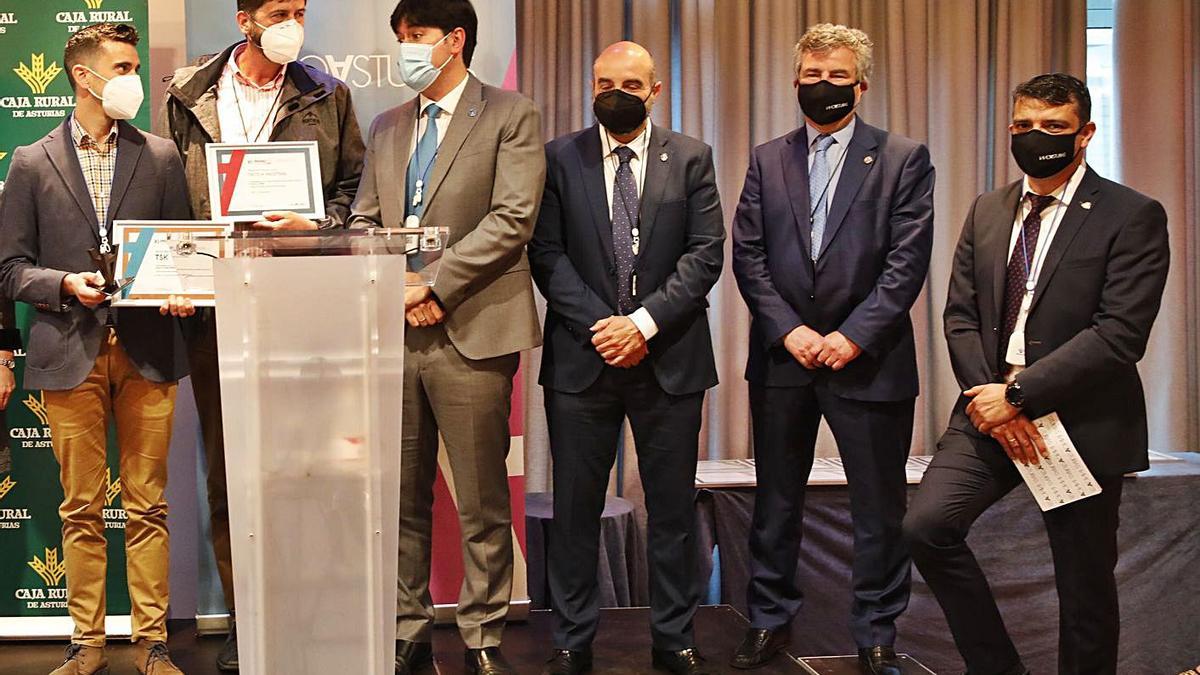 Por la izquierda, Juan Luis Carús (TSK), José Luis Suárez (Táctica Industrial), Borja Sánchez, Santos Tejón, Luis Buznego (presidente de Innovasturias) y Juan Carlos Campo, director de la Escuela Politécnica de Gijón. | Á. G.