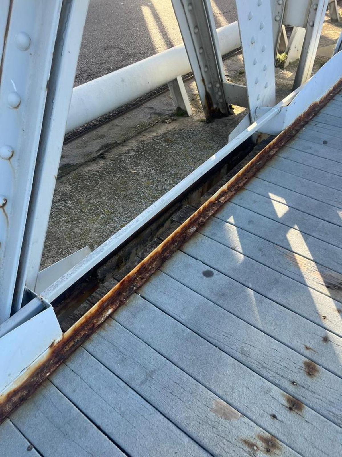 Detalle del óxido en la pasarela peatonal del Puente de Hierro.