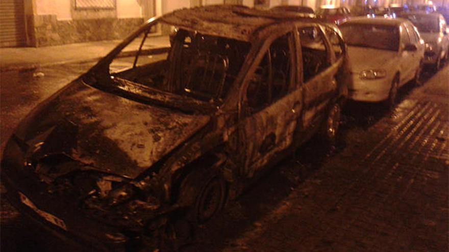 La explosión de un coche alerta a los vecinos de la calle Román Bono Marín