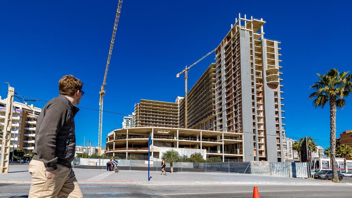 La obra del hotel Atrium Beach lleva paralizada en primera línea de La Cala vilera desde septiembre de 2003.