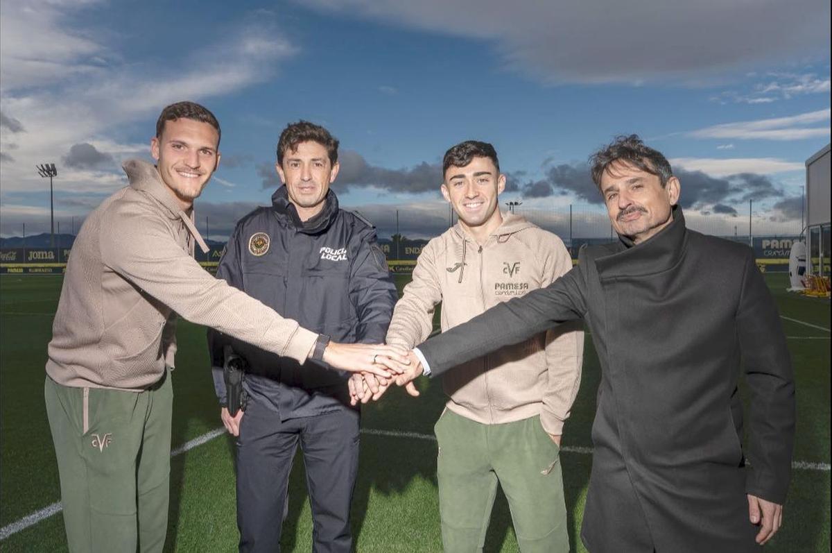 Los jugadores del Villarreal CF Rafa Marín y Alberto Moleiro, junto a Óscar López, inspector de la Policía Local; y el edil Toni Marín.