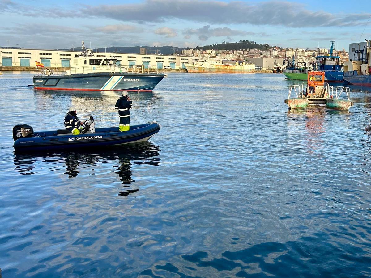El pesquero portugués hundido en la dársena de Bouzas, en imágenes