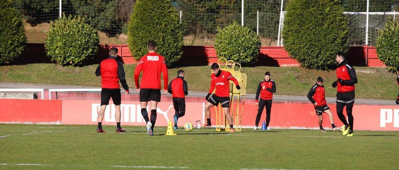 Pol Valentín, en el centro, con balón, en el entrenamiento de ayer en Mareo.