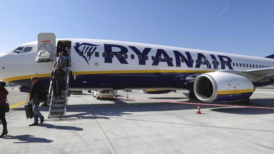 Pasajeros desembarcando de un vuelo