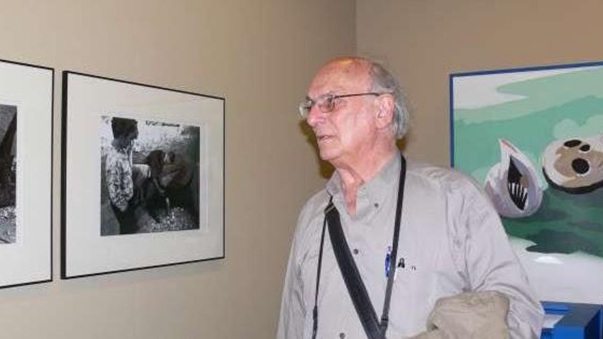 El oscense Carlos Saura, en la exposición que protagonizó en la Lonja en 2010.