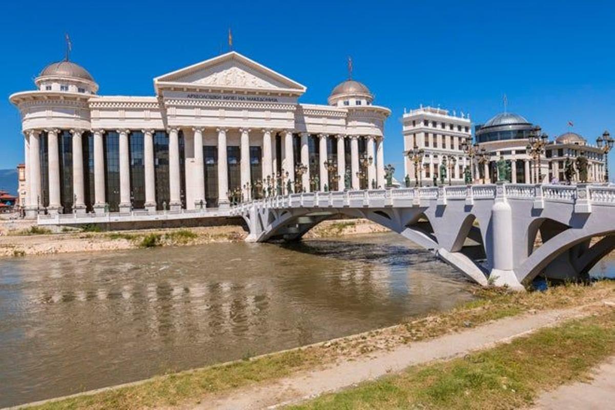 Museo Arqueológico de Macedonia y Puente de la Civilizaciones en Skopje.