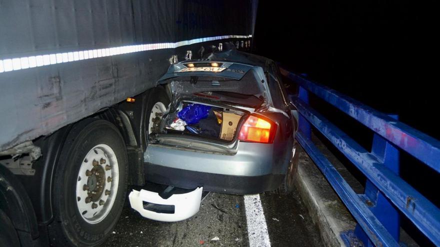 El vehículo quedó empotrado contra la barrera de seguridad del puente.  | // FDV