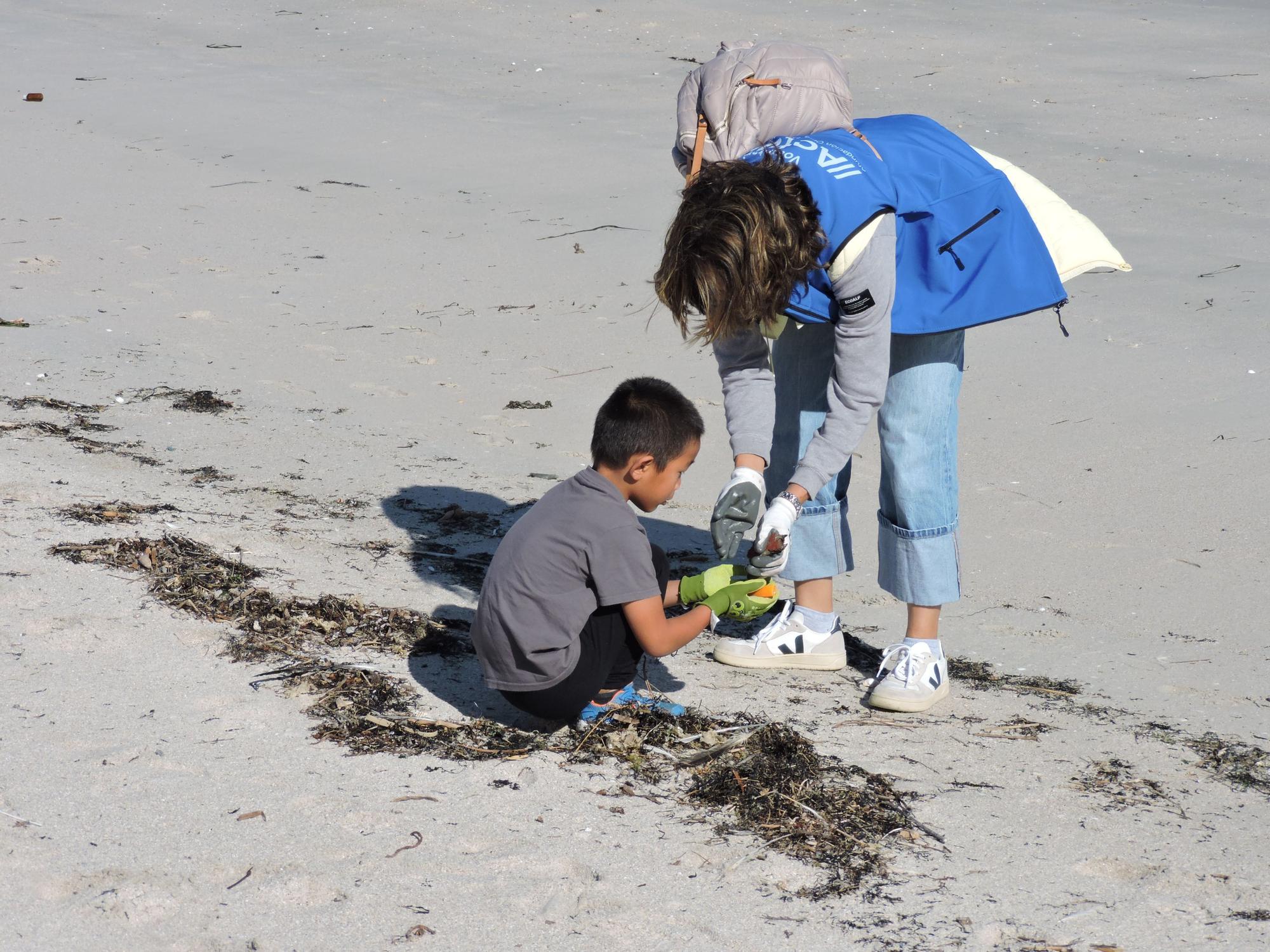 Así luchan los voluntarios de Abanca contra la basura marina y las plantas invasoras en la isla de Sálvora.