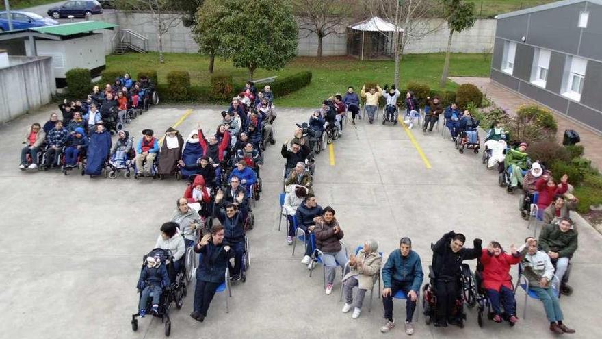 Usuarios y trabajadores de Aspace durante la celebración de su cuarenta aniversario.