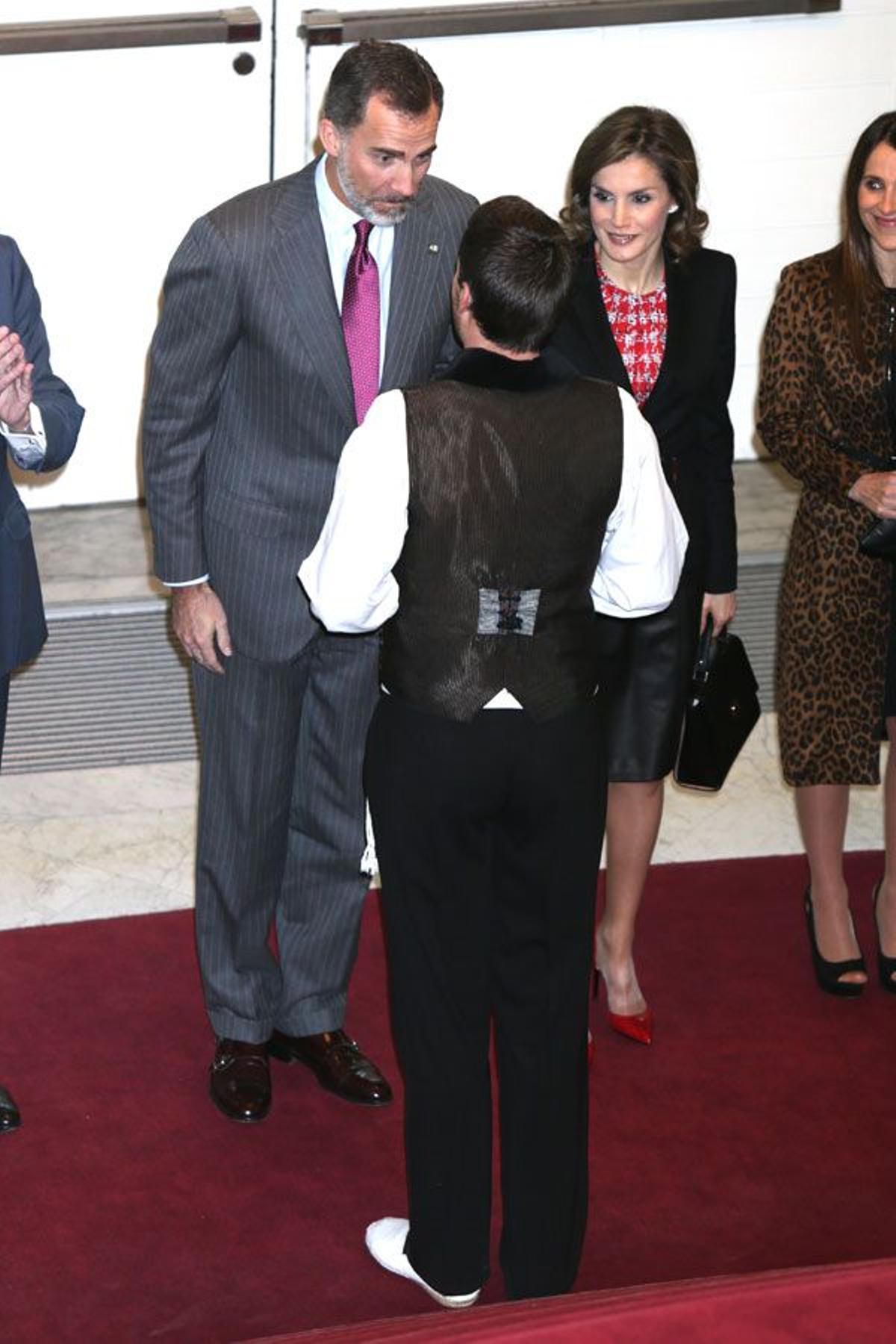 Felipe VI y Letizia Ortiz con falda de Hugo Boss en San Sebastián