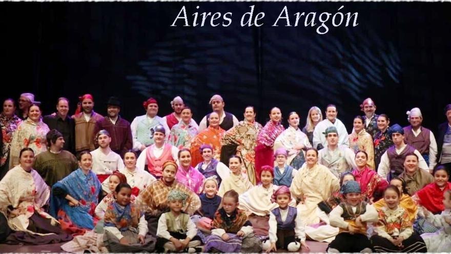 Cerca de 50 personas participaron en el festival solidario organizado por Aires de Aragón y que hizo un repaso por la evolución del folclore. | SERVICIO ESPECIAL